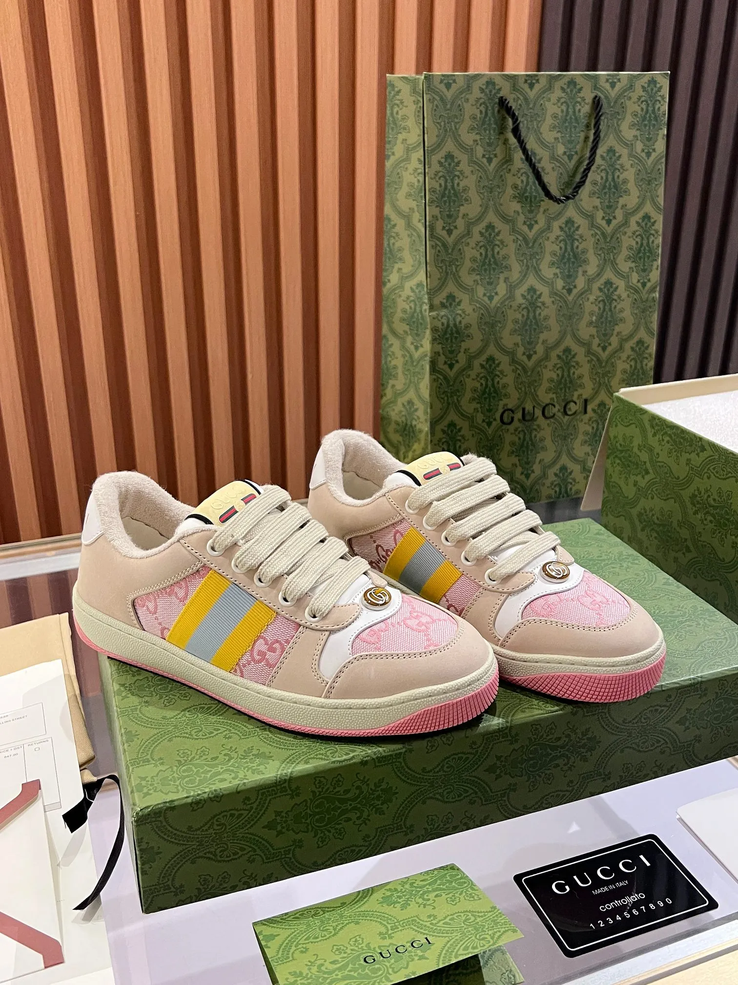👟👟Ex-factory price 540👟👟 ⚡️Gucci Dirty Shoes Top factory quality, impeccable at the counter, the comfort is incredible. Retro distressed elements, washed retro logo on the tongue, metal double LOGO, 99% recognizable, full of Gucci elements; terry cloth lining, cowhide foot pads and 3mm latex are much more comfortable than real leather shoes. Environmentally friendly TPU wear-resistant outsole, soft and elastic. The inside of the tongue is made of imported elastic bands, which have great tension and won't strangle your feet. I don't develop the shoes without the original version. Only by getting the original version can the shoes be accurate and beat the market version instantly. Every stitch and every stitch is very tight and full. The debugging process is the most painstaking and requires no less than a hundred modifications before it is adjusted to the perfect state so that it can be worn comfortably by all foot types! Size 35-40 women’s model)